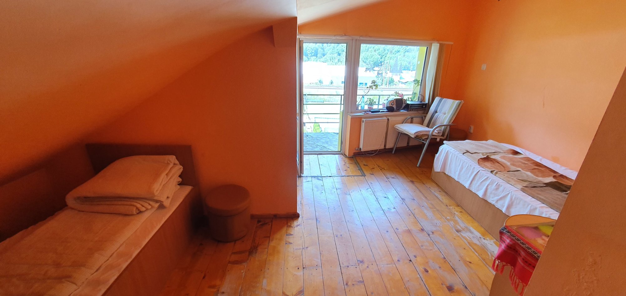 Cameră la mansardă cu balcon