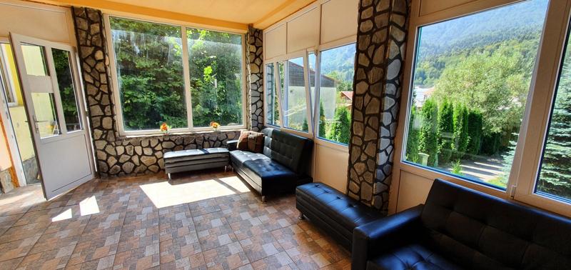 Terasa interioară cu vedere la munți