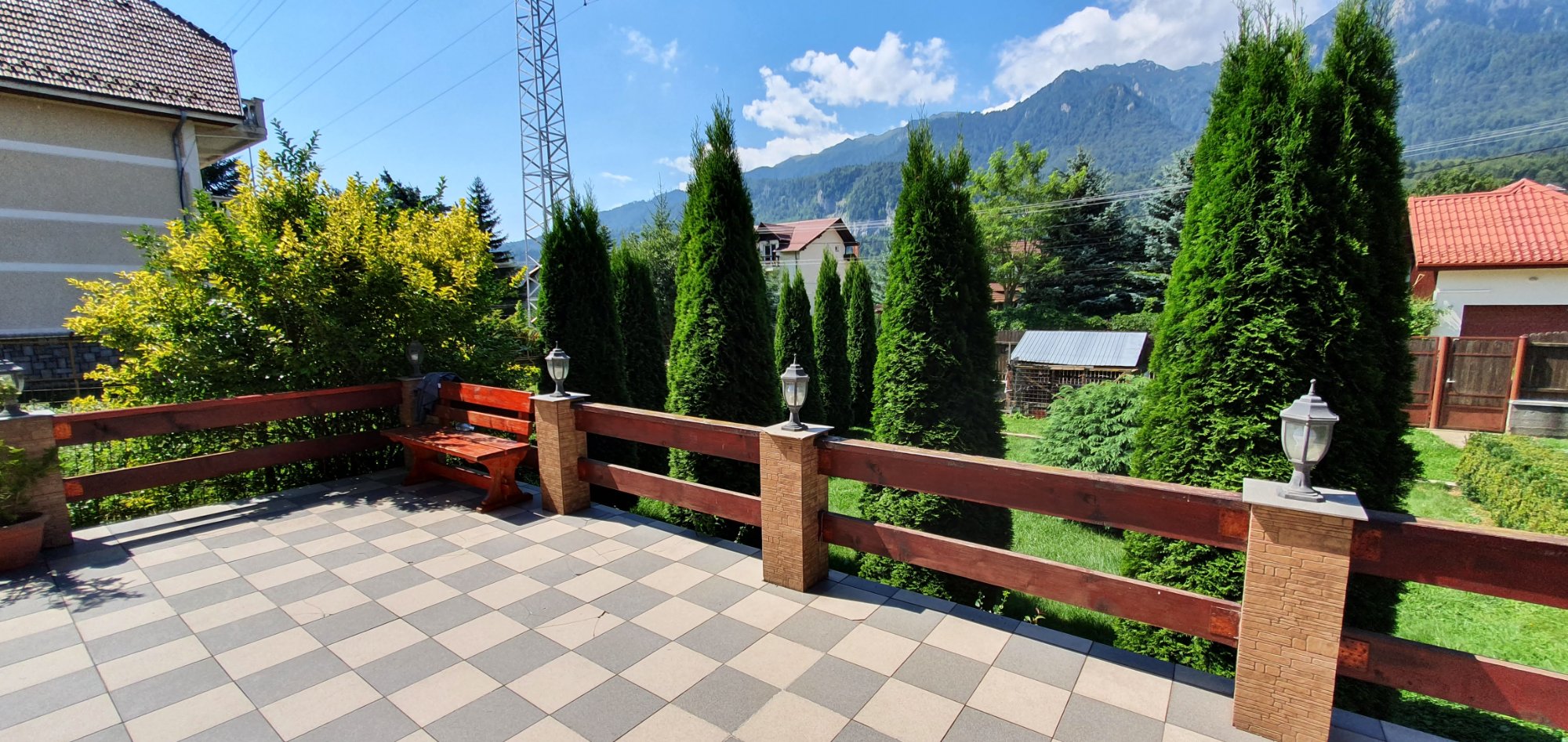 Terasă cu vedere panoramică la munți