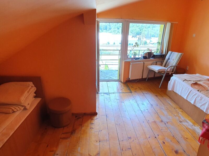 Cameră la mansardă cu balcon